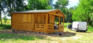 Drewniany domek w lesie.