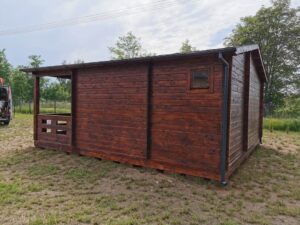 Drewniany domek na trawie.