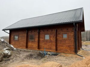 Drewniany dom ze spiczastym dachem.