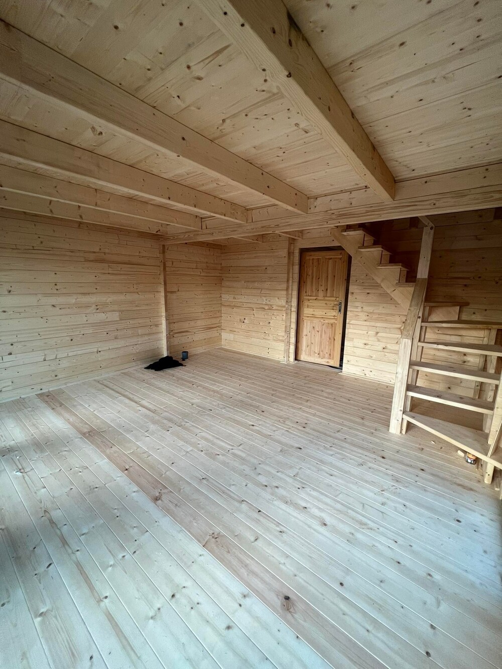 Wnętrze drewnianej chatki.