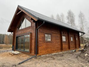 Drewniany dom z tarasem.