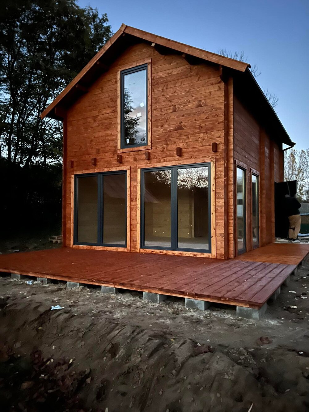 Drewniany dom z dużymi oknami.