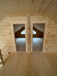 Wnętrze drewnianej konstrukcji.