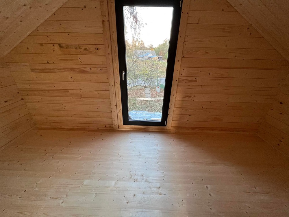 Drewniane wnętrze budynku.