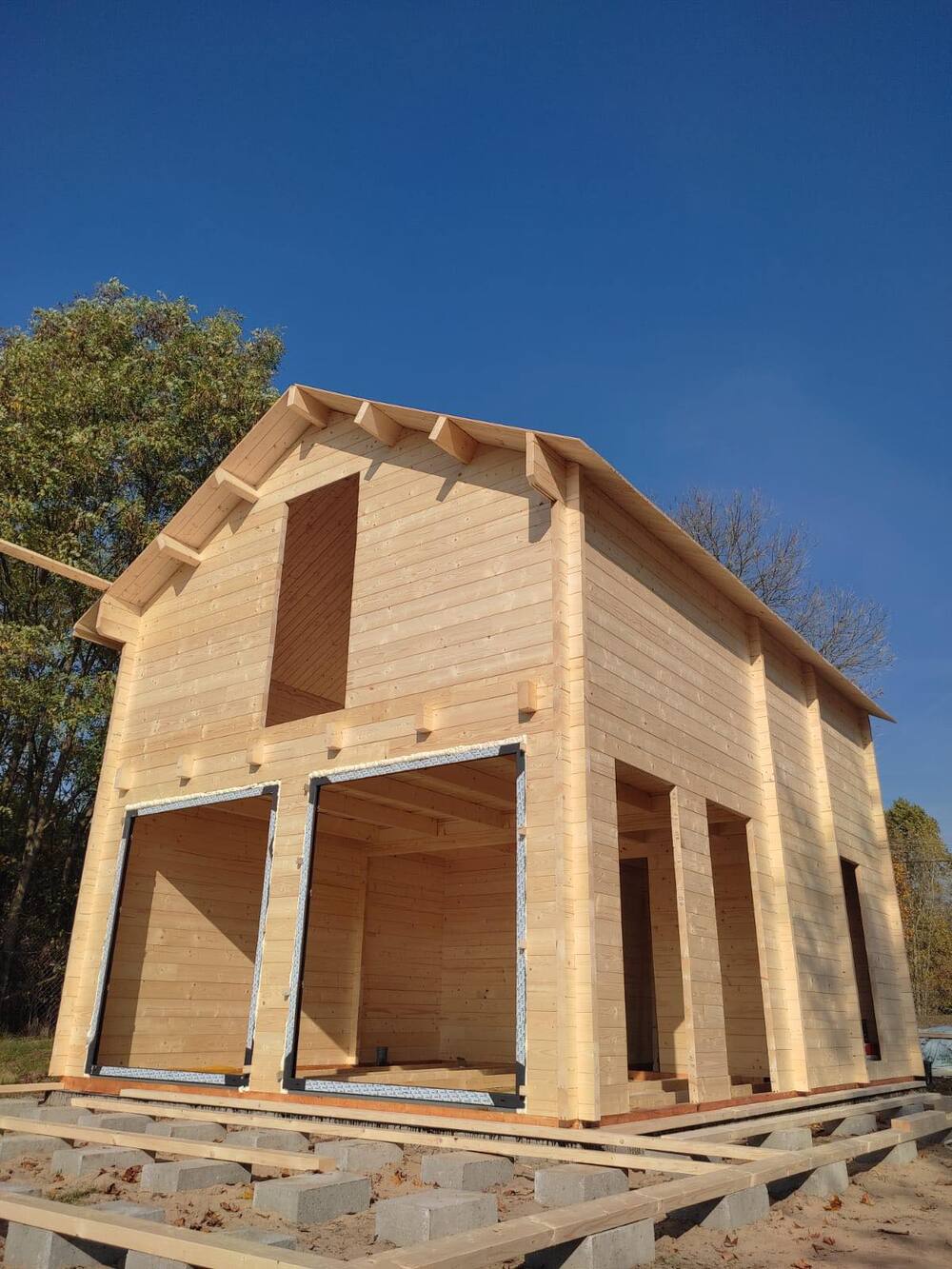 Drewniany budynek z otwartymi drzwiami.