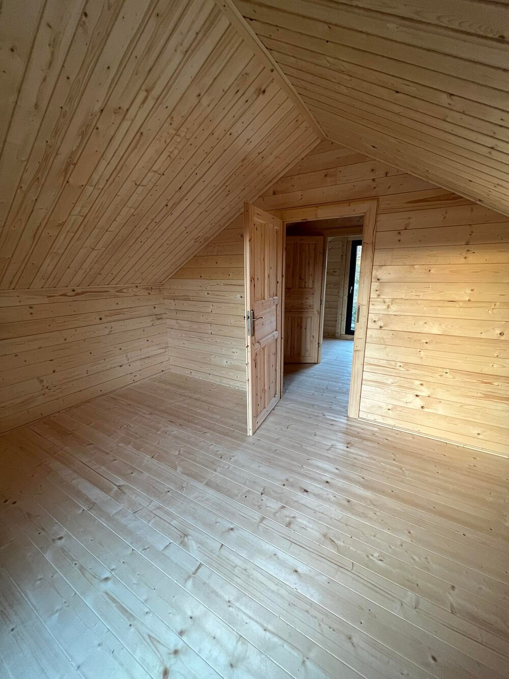 Wnętrze drewnianego domku.