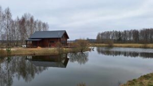 Drewniany dom nad jeziorem.