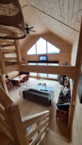 Drewniany, przytulny dom z widokiem.