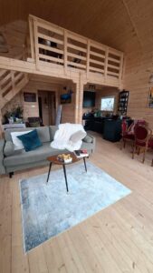 Przytulne, drewniane wnętrze.