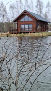Drewniany dom nad jeziorem.