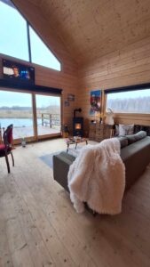 Drewniany dom z widokiem na przyrodę.