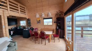 Drewniany dom z widokiem na krajobraz.