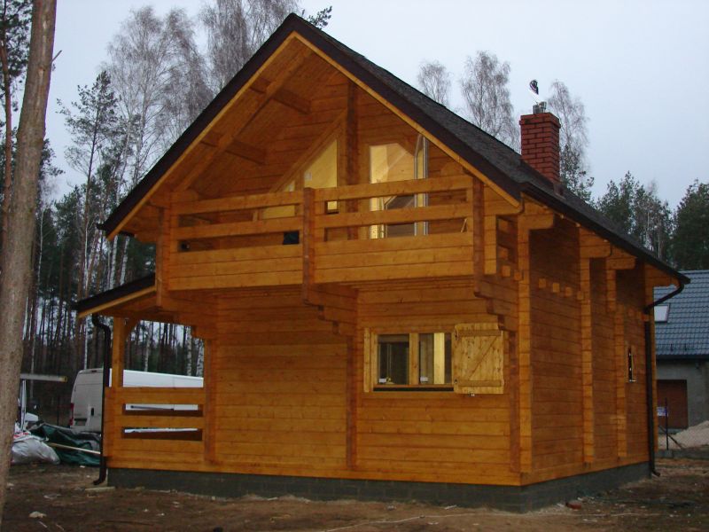 Drewniany dom na leśnej działce.