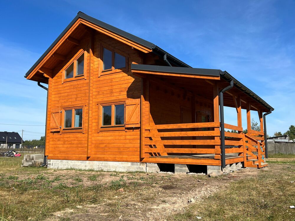 Drewniany dom z tarasem.