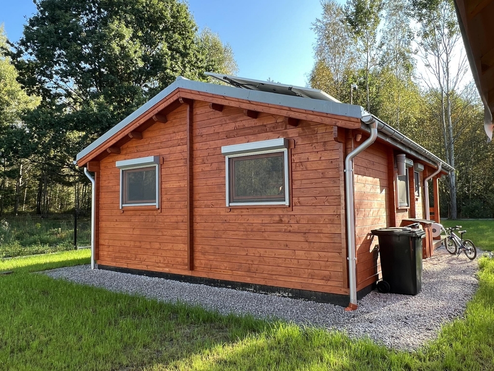 Drewniany dom z dachem.