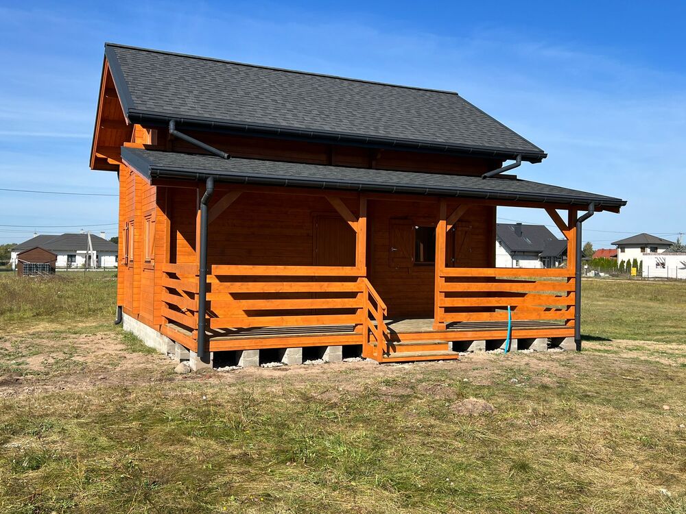 Drewniany domek na polanie.