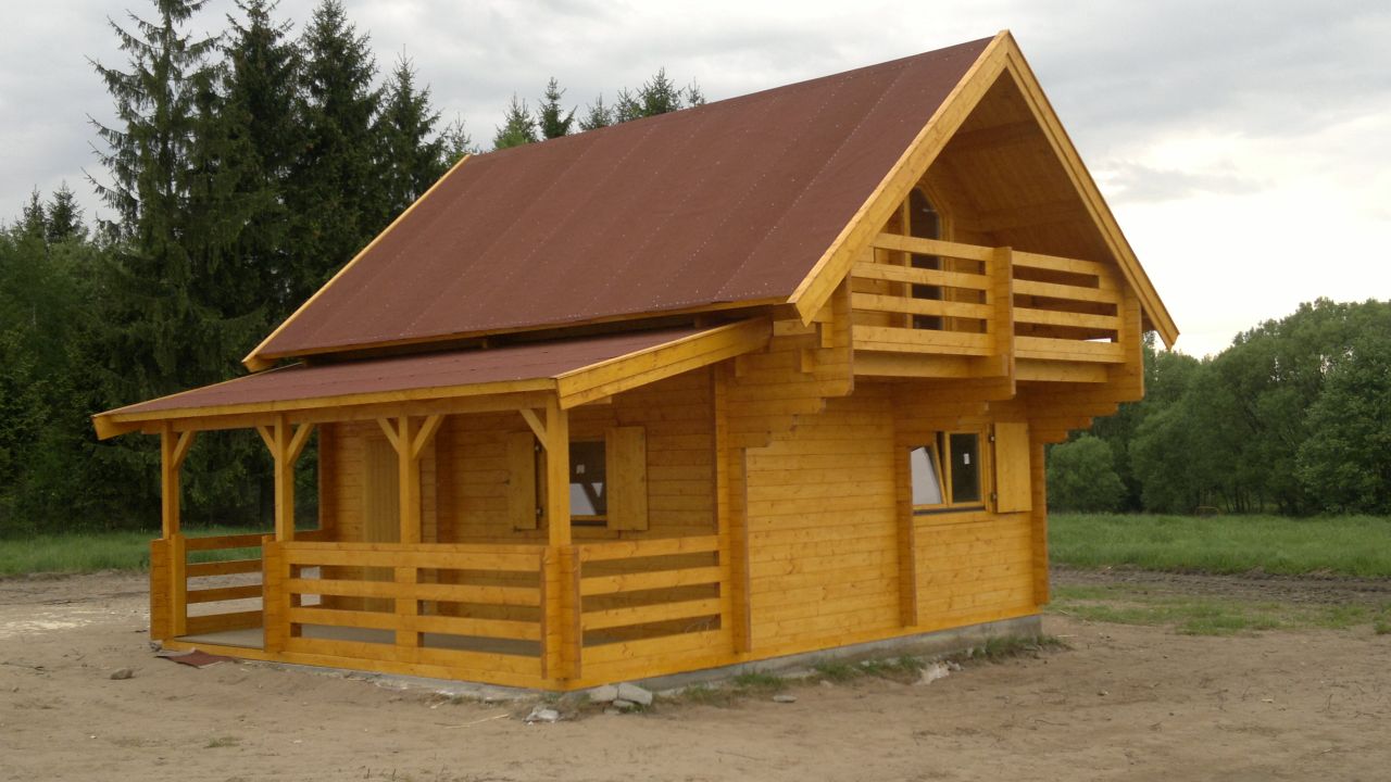 Drewniany domek w lesie.