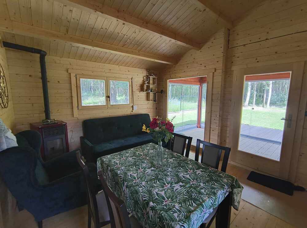 Wnętrze drewnianego domku z meblami.