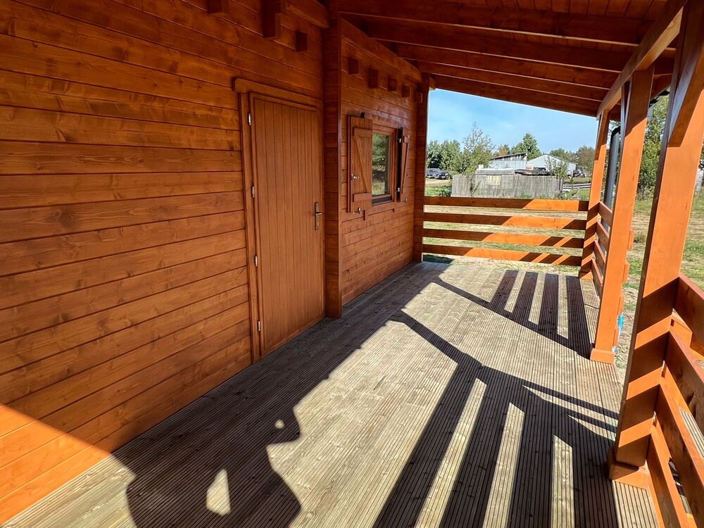 Drewniany dom z tarasem.