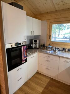 Nowoczesna kuchnia z meblami.