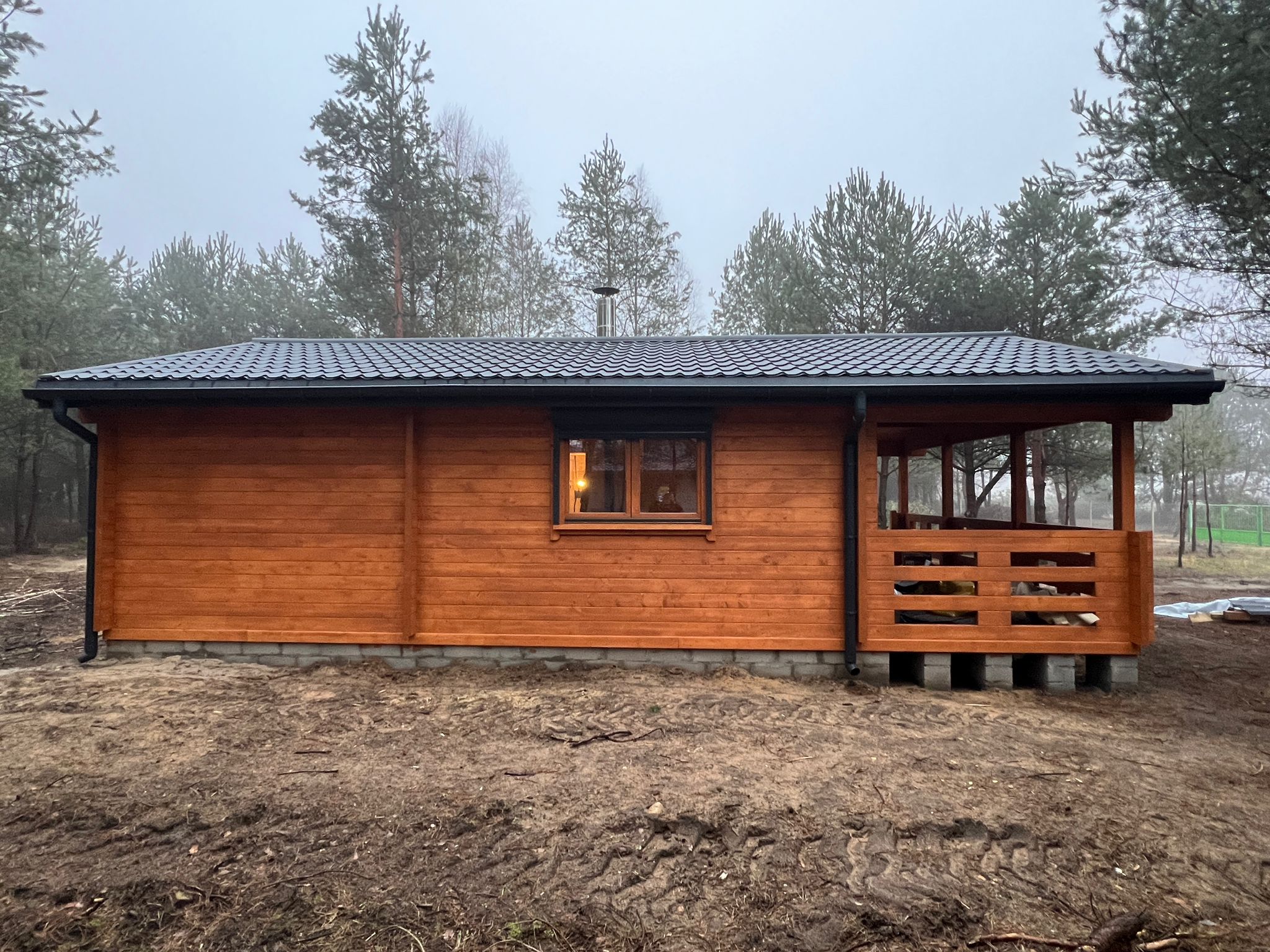 Drewniany dom w lesie.