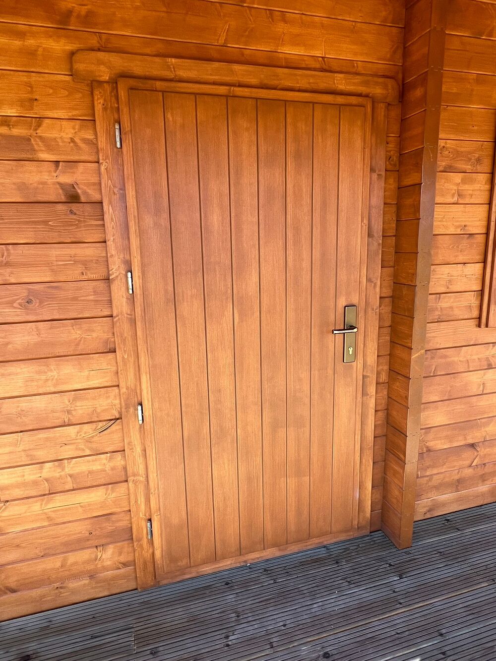 Drewniane drzwi w drewnianym domku