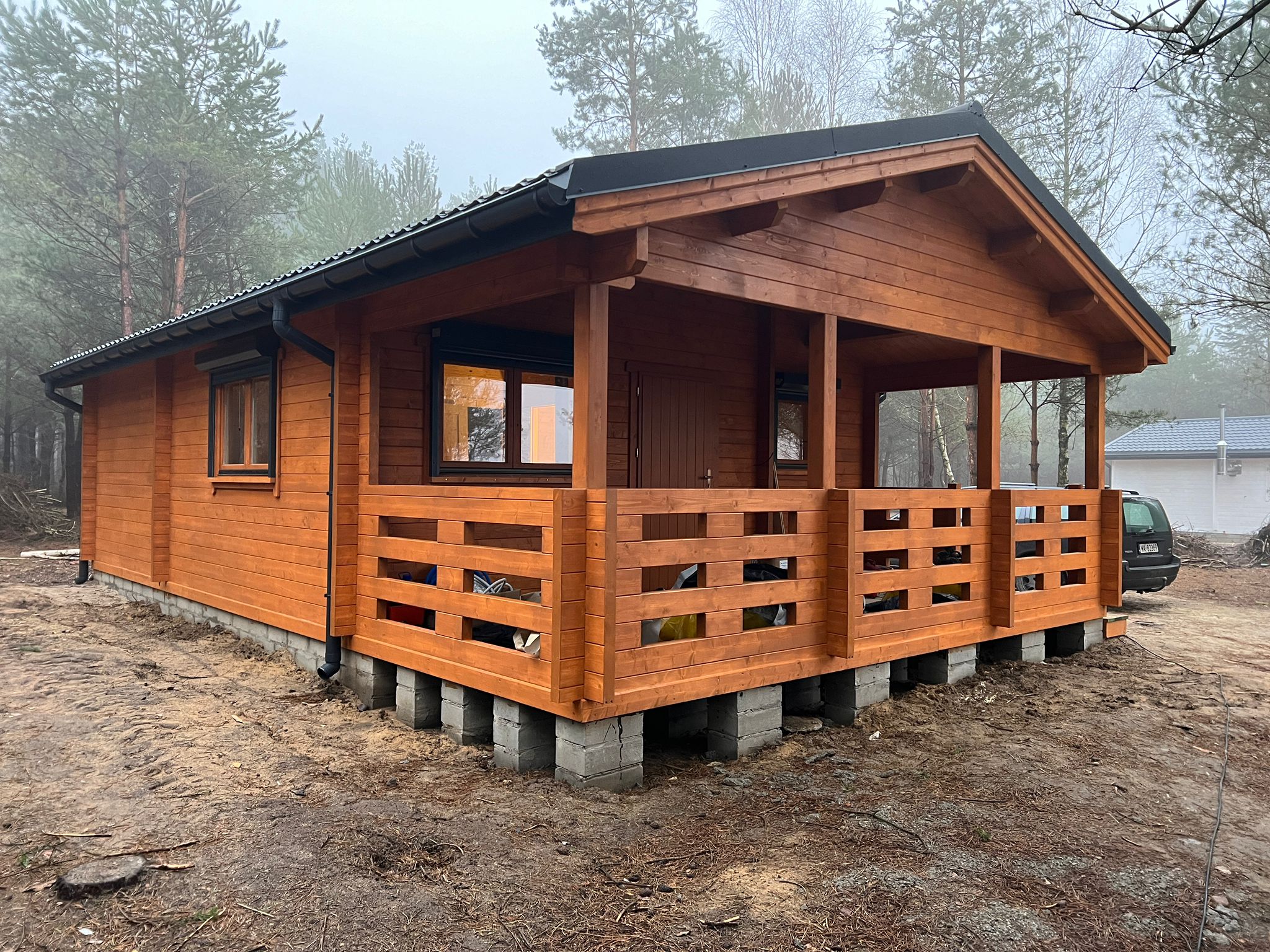 Drewniany dom z dachem.