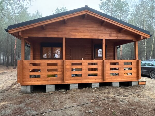 Drewniany domek z balkonem.