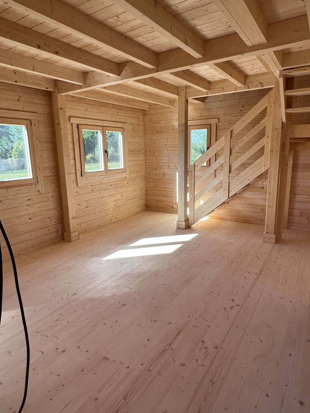 Drewniana, otwarta przestrzeń.