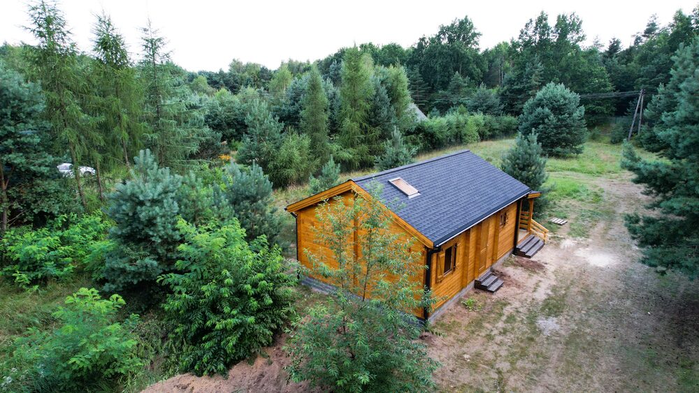 Drewniany domek na wzgórzu.