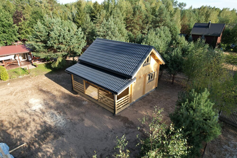 Drewniany domek wśród drzew.