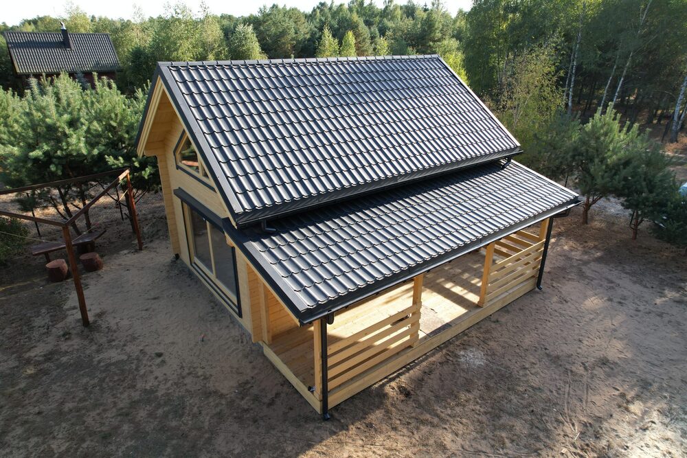 Domek drewniany z czarnym dachem.