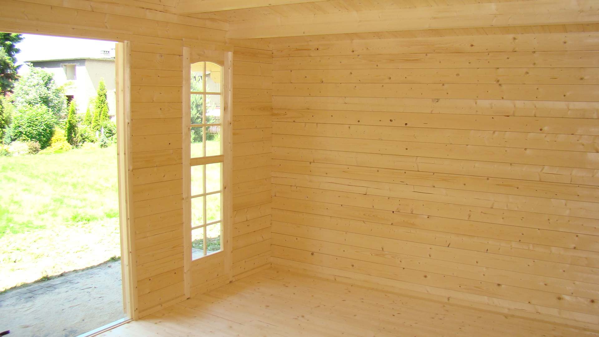 Wnętrze drewnianej chatki.