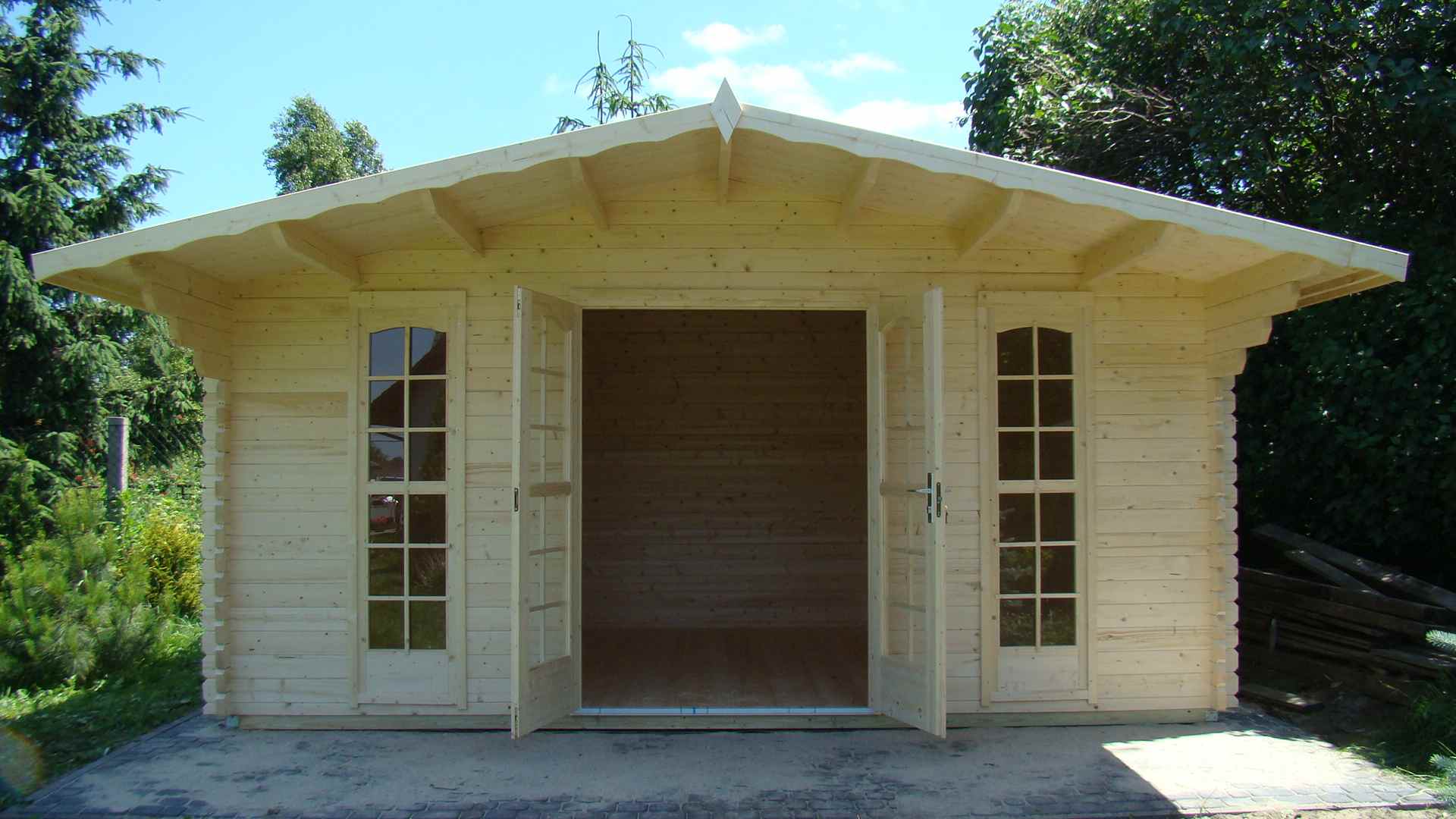 Drewniany domek z otwartymi drzwiami.