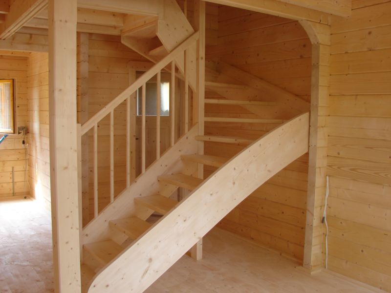 Drewniane wnętrze z schodami.