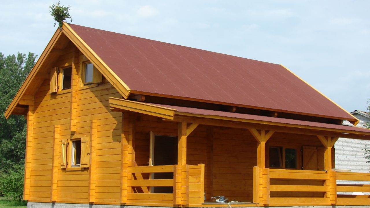 Drewniany dom z czerwonym dachem.