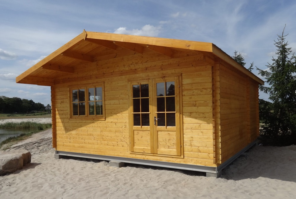 Drewniana chatka na piasku.