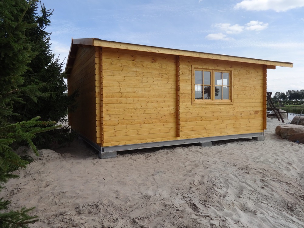 Drewniana, jednokondygnacyjna, parterowa budowla.