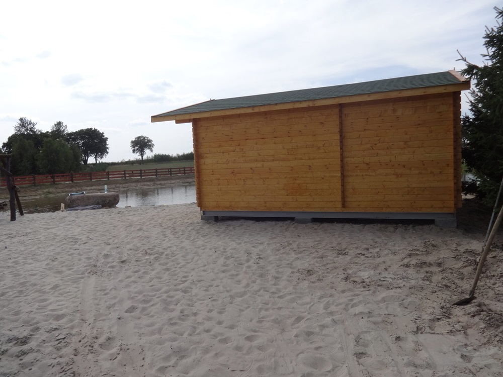 Drewutnia - budynek na plaży.