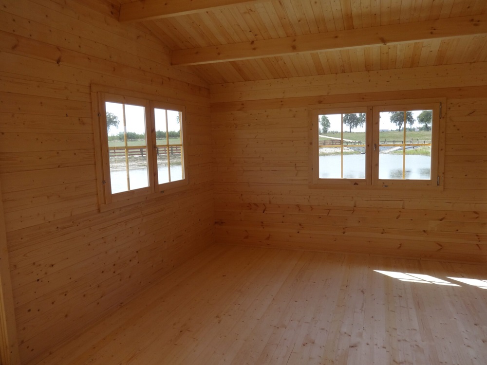 Przestrzeń drewniana, widok na zewnątrz.