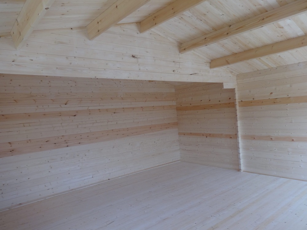 Drewniana, przestronna drewutnia.