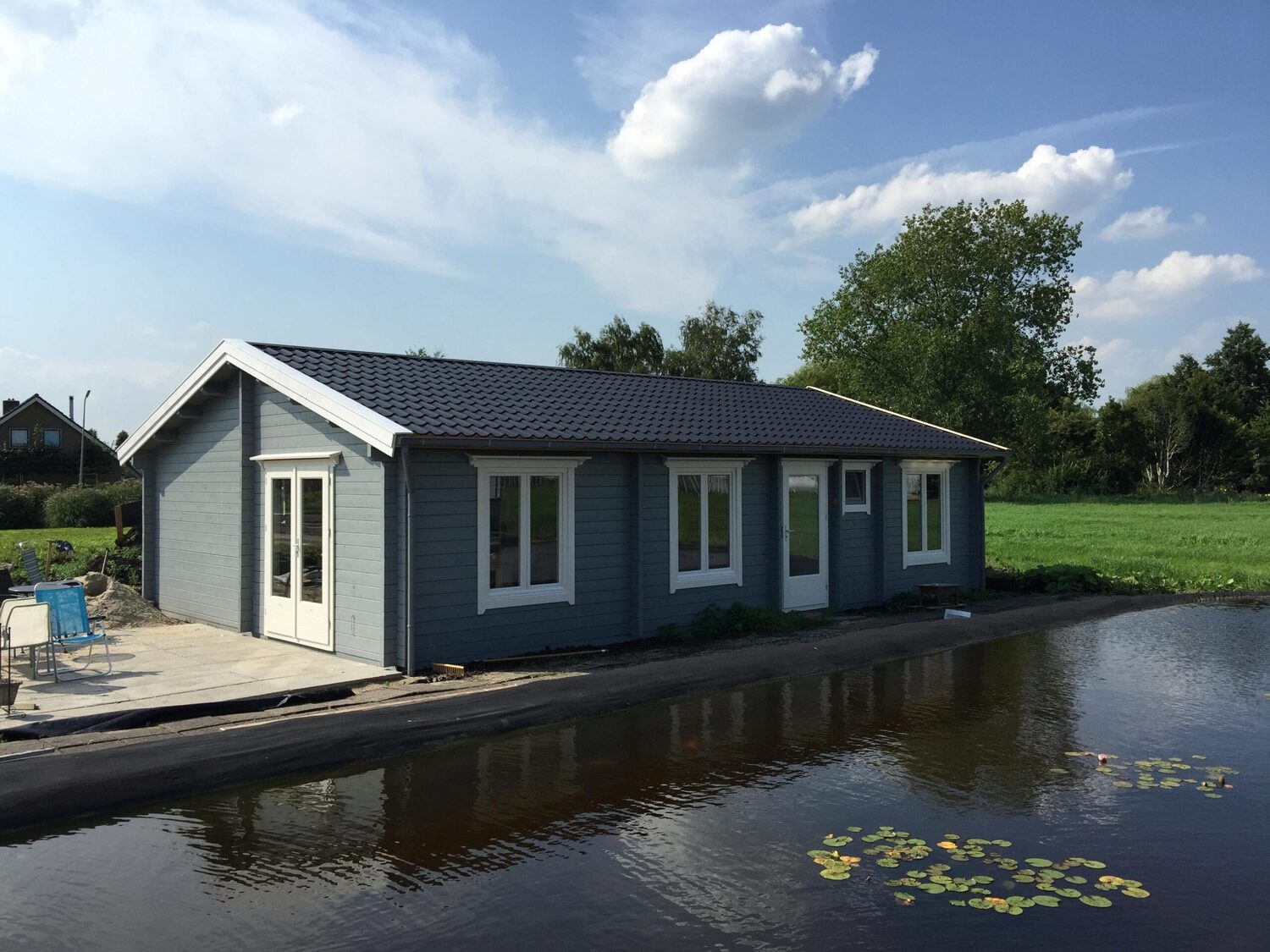 Drewniany dom nad wodą