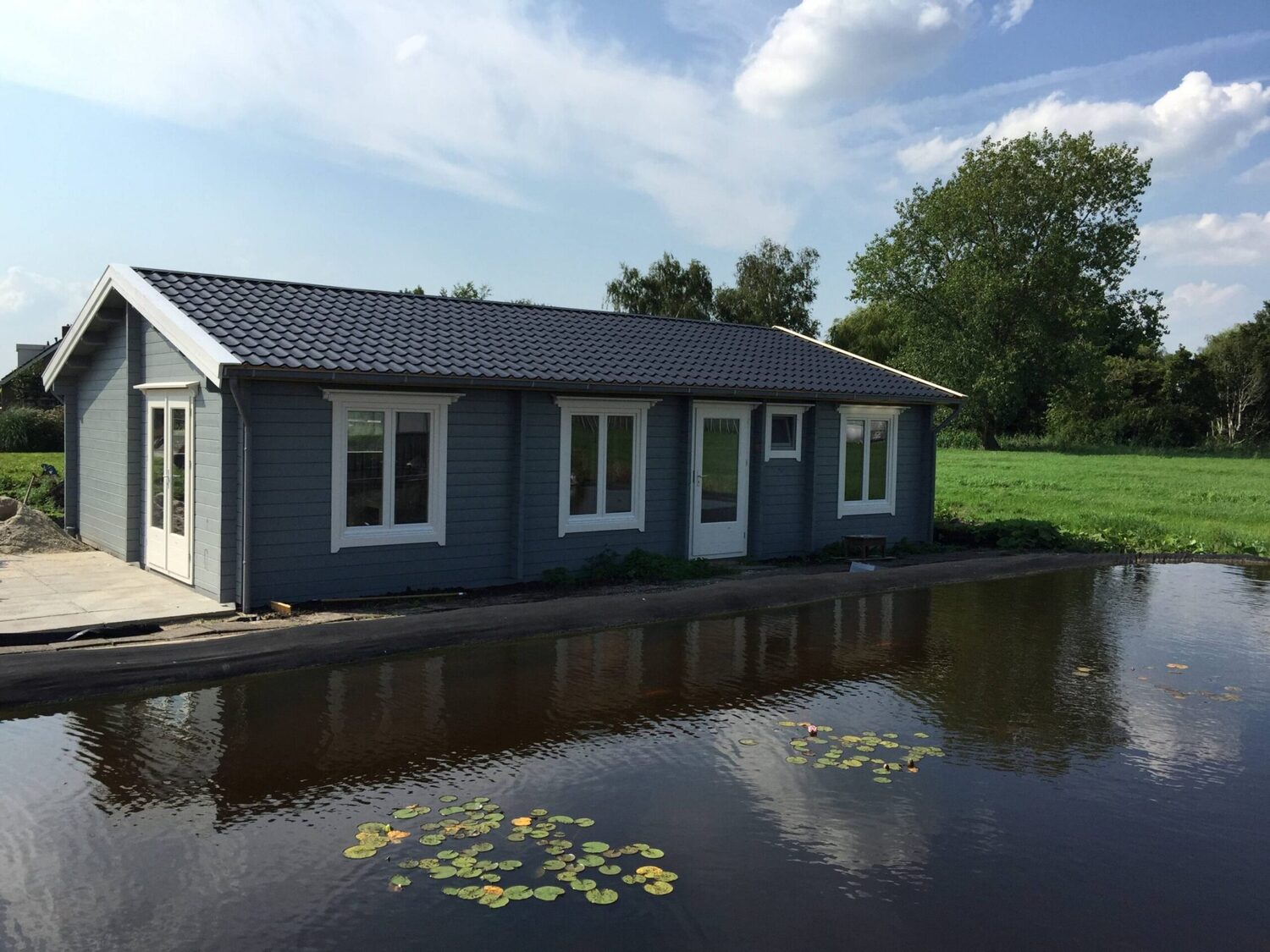 Domek nad wodą z pokrytym dachem.