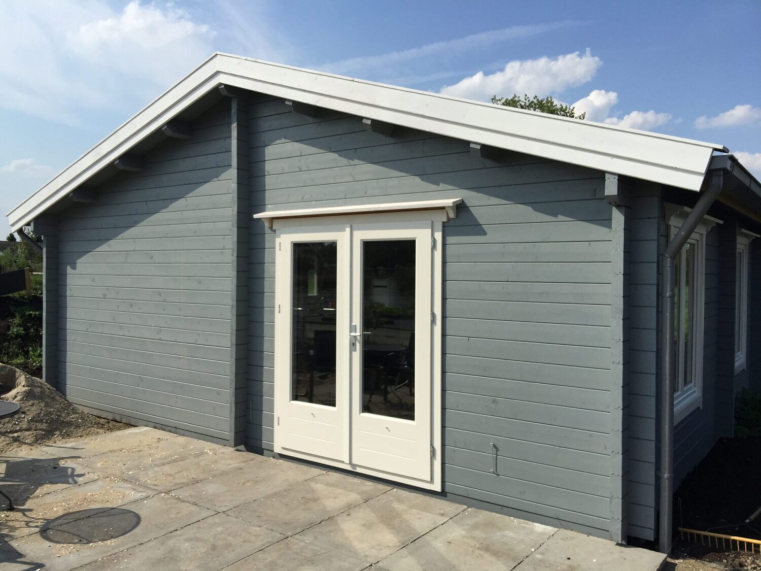 Drewniany domek ogrodowy z drzwiami.