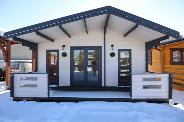 Drewniany dom z oknami i drzwiami.