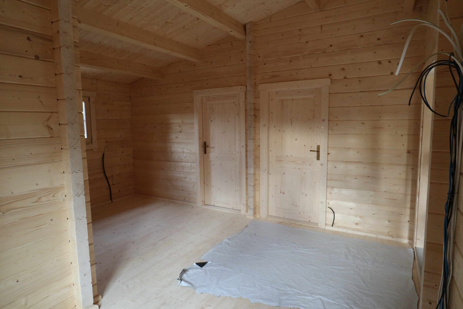 Drewniany, umeblowany domek.