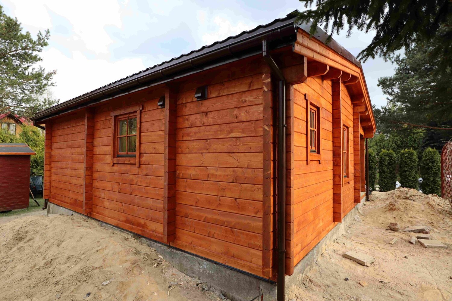 Drewniany domek w lesie.