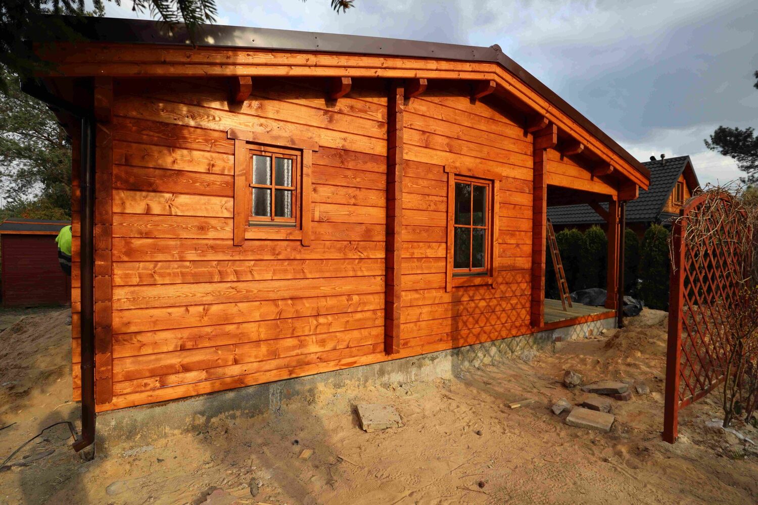 Drewniana konstrukcja z oknami.