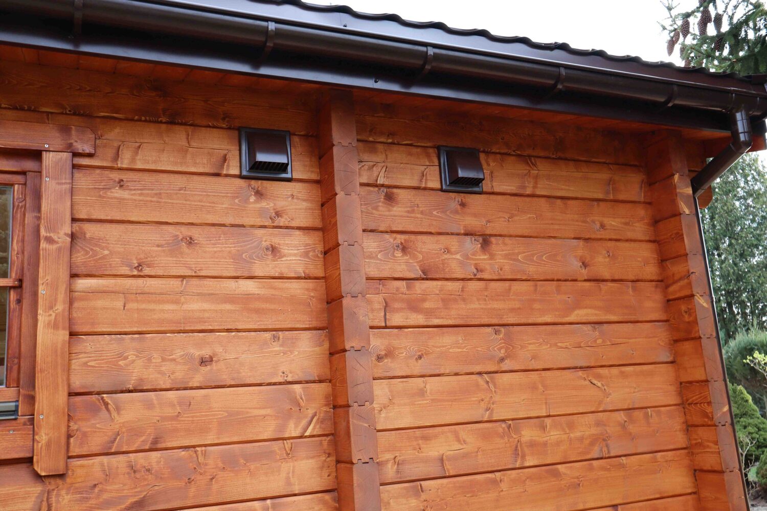 Drewniana chatka z oknami.