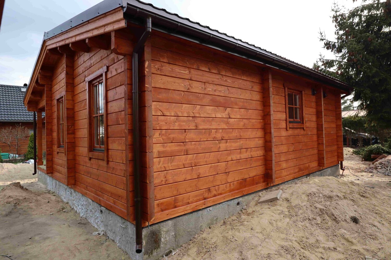 Drewniany dom z dużymi oknami.